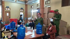 Cơ quan chức năng đã phát hiện nhiều thùng chứa dung dịch nước xịt tay sạch khuẩn không chứng minh được nguồn gốc xuất xứ.