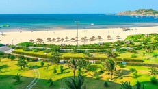 Nghỉ hè sớm ở miền biển cát, nắng ấm ở Quy Nhơn, Nha Trang, Phú Quốc.