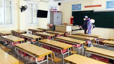 Vệ sinh, phun thuốc khử khuẩn đợt 3 tại Trường tiểu học Thăng Long (Hoàn Kiếm, Hà Nội).