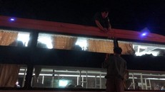 Tài xế dán lại kiếng bị ném đá bằng băng keo