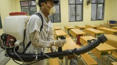 Khử khuẩn trường lớp học. Ảnh minh họa/ INT