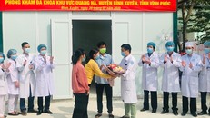 Gia đình bệnh nhân tặng hoa cảm ơn các bác sĩ trực tiếp điều trị tại phòng khám đa khoa khu vực Quang Hà