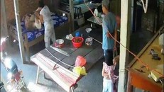 Hình ảnh cụ bà 88 tuổi bị con dâu bạo hành vì đãng trí (Ảnh cắt từ clip)