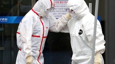 Các nhân viên y tế mang đồ bảo hộ động viên nhau bên ngoài một bệnh viện ở tâm dịch Daegu, Hàn Quốc hôm 28/2 - Ảnh: REUTERS