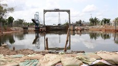 Gia cố bờ ngăn mặn tại Trùm Thuật Nam, huyện Trần Văn Thời. Ảnh: Huỳnh Thế Anh/TTXVN