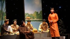 Các nghệ nhân đờn ca tài tử Nam Bộ trình diễn trong chương trình “100 năm nguồn cội” được tổ chức tại Nhà hát Bến Thành (TP HCM)