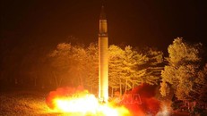 Vụ thử tên lửa đạn đạo liên lục địa Hwasong-14 của Triều Tiên tại một địa điểm bí mật ngày 28/7/2019. Ảnh: AFP/TTXVN.