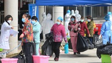 Bệnh nhân nhiễm COVID-19 xuất viện sau khi được chữa khỏi tại bệnh viện ở Vũ Hán, tỉnh Hồ Bắc, Trung Quốc, ngày 10/3/2020. (Ảnh: THX/TTXVN)