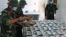 Các chiến sĩ chuẩn bị bữa cơm cho người dân cách ly tại Trung tâm huấn luyện dự bị động viên Đồng Nghệ, Đà Nẵng