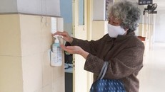 Bệnh nhân được hướng dẫn sát khuẩn tay trước và sau khi đến khám tại Bệnh viện Hữu Nghị.