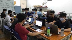 Sinh viên ĐH Sư phạm kỹ thuật TP.HCM tự học online trong thời gian nghỉ học vì dịch bệnh.