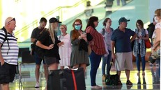 Hành khách đeo khẩu trang để phòng tránh lây nhiễm COVID-19 tại sân bay Canberra, Australia, ngày 16/3/2020. (Ảnh: THX/TTXVN)