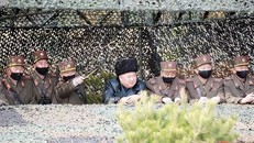 Nhà lãnh đạo Triều Tiên Kim Jong-un (giữa) thị sát cuộc tập trận pháo binh của quân đội nước này, ngày 12/3/2020. (Nguồn: Yonhap/TTXVN)