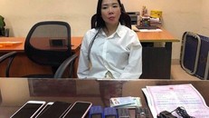 Nguyễn Thị Mai Anh cùng các tang vật bị thu giữ. 