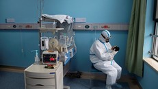 Nhân viên y tế chăm sóc một trẻ sơ sinh nhiễm virus corona tại Bệnh viện Nhi Vu Hán hôm 16/3. Ảnh: Reuters.