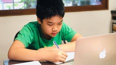 Giờ học trực tuyến của một học sinh Hà Nội trong mùa dịch Covid-19