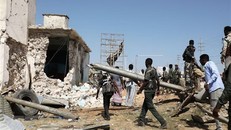 Hiện trường một vụ tấn công ở Mogadishu, Somalia. (Nguồn: THX/TTXVN)