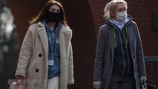 Người dân đeo khẩu trang phòng dịch COVID-19 tại Moskva, Nga. (Ảnh: THX/TTXVN)