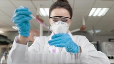 Nhà nghiên cứu điều chế vaccine ngừa virus SARS-CoV-2 tại phòng thí nghiệm của Trung tâm phòng chống dịch bệnh Mỹ. Ảnh: Medical News Today/TTXVN