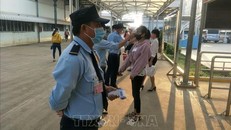 Kiểm tra thân nhiệt cho công nhân trước khi vào ca tại Công ty TNHH Grand Gain tại KCN Đồng Xoài II, tỉnh Bình Phước. Ảnh: Dương Chí Tưởng/TTXVN