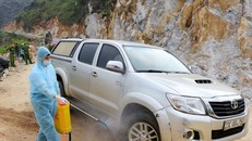 Các phương tiện đi từ địa bàn huyện Đồng Văn được phun khử khuẩn. 