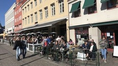 Sinh hoạt của người dân vẫn bình thường trên đường phố ở Malmo, Thụy Điển, trong mùa dịch Covid-19. Ảnh: Gary Moore.