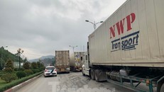 Hàng hóa vẫn xếp hàng chờ thông quan bán sang Trung Quốc trong ngày 1/5 .Ảnh: Duy Chiến