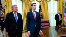 Ông Jared Kushner (phải) chuyển sang ủng hộ quan điểm cứng rắn chống Trung Quốc. Ảnh: NYtimes