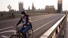 Các biện pháp hạn chế có thể sẽ trở lại cho đến khi có vaccine ngừa COVID-19. (Ảnh: Getty Images)