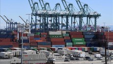 Hàng hóa từ Trung Quốc và các nước khác được bốc dỡ tại cảng Long Beach, Los Angeles, California, Mỹ. Ảnh: AFP/TTXVN