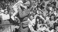 Binh lính Anh nhận được sự đón tiếp nồng hậu của người dân Paris (Pháp) khi tiến vào thành phố vừa được giải phóng, ngày 28/8/1944. Ảnh: Tư liệu quốc tế/TTXVN phát