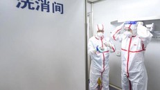 Giám đốc phòng thí nghiệm Vũ Hán cho biết nơi này có tiêu chuẩn an toàn nghiêm ngặt. (Ảnh: Tân Hoa xã)