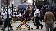 Lực lượng phản ứng nhanh chuyển một người nghi nhiễm COVID lên xe cứu thương ở khu Brooklyn, New York, Mỹ ngày 8/5/2020. (Ảnh: THX/TTXVN)