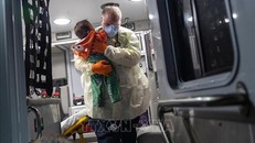 Nhân viên y tế chuyển bệnh nhi có triệu chứng sốt từ xe cứu thương vào một bệnh viện ở bang Connecticut, Mỹ ngày 4/4/2020 trong bối cảnh dịch COVID-19 lây lan mạnh. Ảnh: Getty Images/TTXVN