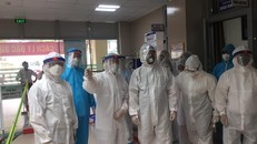 Đoàn công tác của Bộ Y tế do PGS.TS Lương Ngọc Khuê- Cục trưởng Cục Quản lý khám chữa bệnh, Phó Trưởng Tiểu ban Điều trị cùng đội cơ động phản ứng nhanh làm việc tại BVĐK tỉnh Thái Bình - nơi đang điều trị 25 bệnh nhân COVID-19 tính đến chiều ngày 16/5