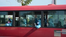 Các công dân Việt Nam từ Đức và Tây Ban Nha trở về nước tại sân bay quốc tế Đà Nẵng.