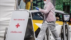 Nhân viên y tế làm nhiệm vụ tại một điểm xét nghiệm COVID-19 ở Moskva, Nga ngày 2/5/2020. Ảnh: AFP/TTXVN