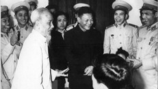 Bác Hồ đến thăm cán bộ, chiến sỹ một đơn vị Cảnh sát nhân dân khu Hoàn Kiếm (Hà Nội), ngày 1 Tết Quý Mão 1963. (Ảnh: Tư liệu/TTXVN phát)