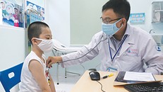 Bác sĩ BV Nhi đồng 1 TPHCM khám bệnh cho một bệnh nhi mắc bệnh đường tiêu hóa