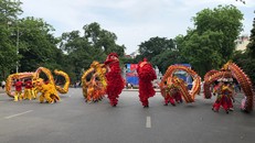 Trình diễn múa rồng tại phố đi bộ khu vực hồ Hoàn Kiếm
