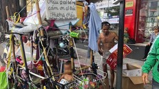 Hình ảnh cháu bé trần truồng ngồi trong thùng nước giữa trưa nắng khiến nhiều người xót xa. (Ảnh: FB)