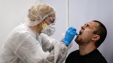 Nhân viên y tế lấy mẫu xét nghiệm COVID-19 tại Moskva, Nga.