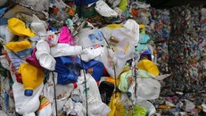  Rác thải nhựa tại một nhà máy tái chế rác thải ở Burgos, Tây Ban Nha. Ảnh: AFP/TTXVN