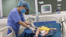 Hiện bệnh nhi tiếp tục được theo dõi điều trị các biến chứng do ngộ độc