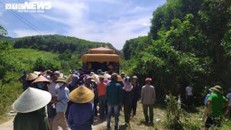 Gia đình tổ chức đám tang cho cháu bé xấu số.