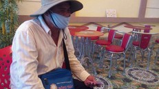 Người bán vé số là một trong các nhóm đối tượng nhận được hỗ trợ do đã 'thất nghiệp' trong tháng 4 bởi dịch COVID-19.