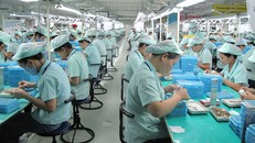 Lao động nữ chịu nhiều tác động của dịch COVID-19