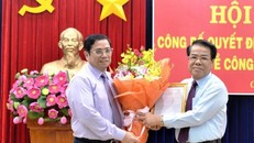 Đồng chí Phạm Minh Chính trao quyết định và chúc mừng đồng chí Dương Thanh Bình.