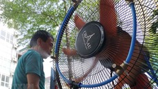 Quạt máy được lắp thêm bộ hơi nước để giảm nhiệt, làm mát. (Ảnh: Thanh Tùng/TTXVN)