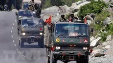 Xe quân sự tại đường ranh giới kiểm soát, khu vực biên giới Trung Quốc-Ấn Độ. (Ảnh: NDTV/TTXVN)